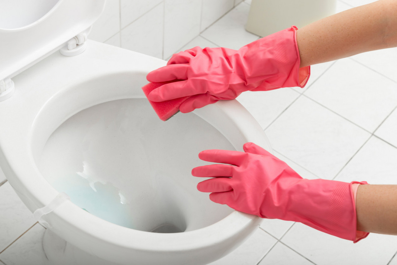 PROVERENI BAKIN TRIK: Sipajte 30 grama ovog praha u WC šolju, ostavite preko noći, ujutru kamenac nestaje BEZ ribanja!