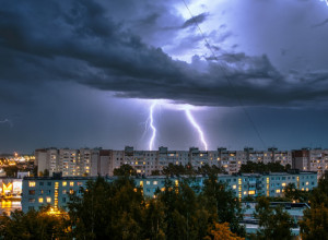 NIKAKO SE NE TUŠIRAJTE TOKOM OLUJE PRAĆENE GRMLJAVINOM: To može da bude opasno po život, kao i svaki kontakt sa vodom!