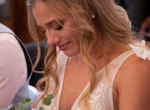 ANDREA SE RASPLAKALA NA SOPSTVENOM VENČANJU: Njen brat je uzeo mikrofon, u sali je nastao muk, a onda je uradio nešto što od njega nije očekivala! (VIDEO)