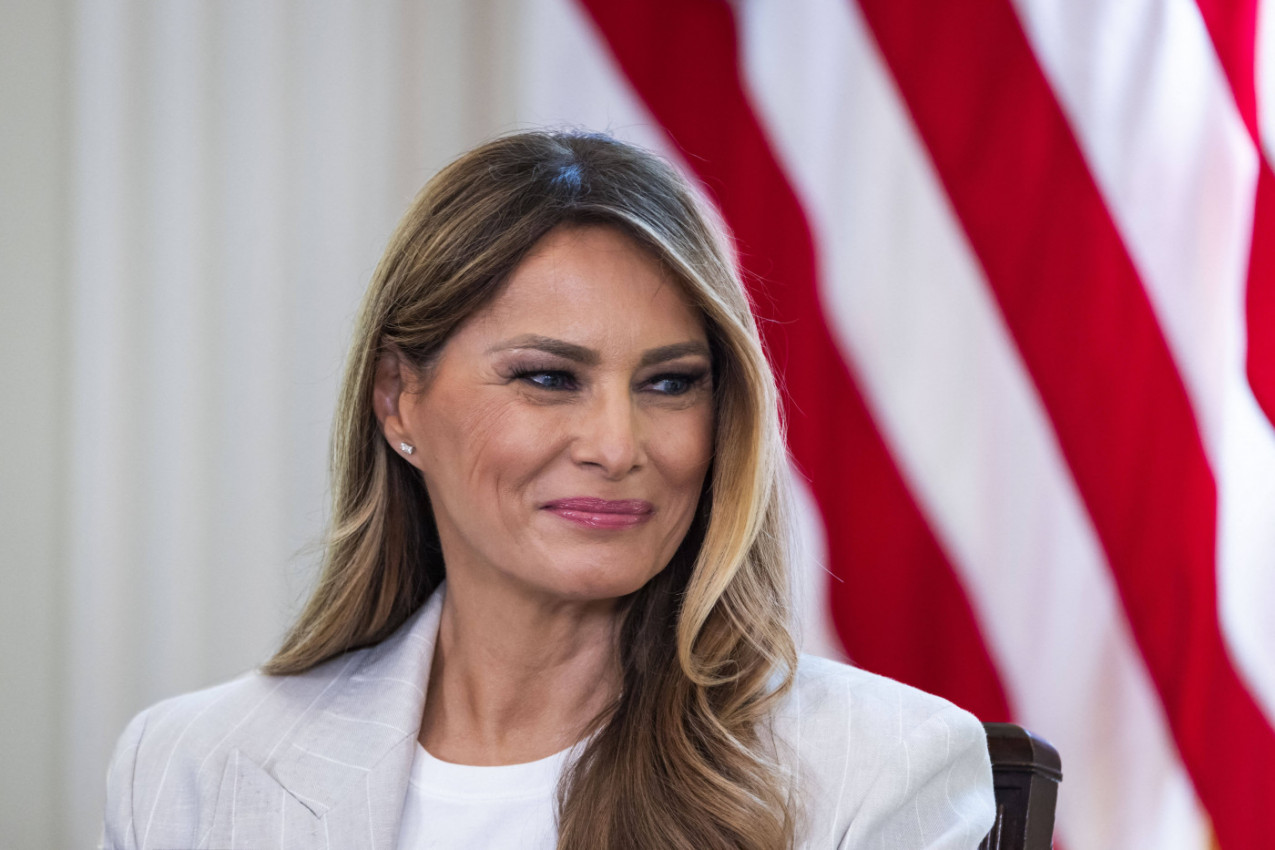 MELANIJA TRAMP U KOMBINACIJI OD KOJE SE "ZATRESLO" TLO: Prva dama nikad ovako nije izgledala - šta kažete na ovo? (FOTO)