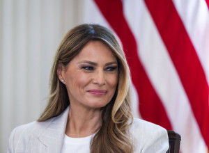 MELANIJA TRAMP U KOMBINACIJI OD KOJE SE "ZATRESLO" TLO: Prva dama nikad ovako nije izgledala - šta kažete na ovo? (FOTO)