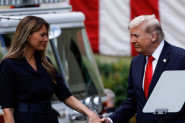 MELANIJA TRAMP stajlingom bacila u drugi plan i predsednika: Ovom modnom kombinacijom je ućutkala i najstrože kritičare (FOTO)