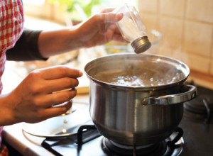 KADA se SOLI supa? Ako posolite u POGREŠNOM trenutku, POKVARIĆETE UKUS jela