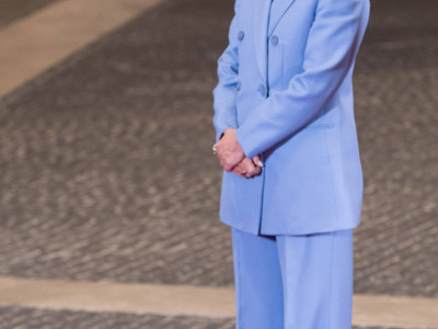 Ponela štikle iste boje kao i odelo