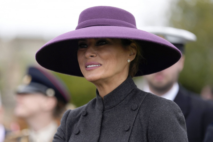 MELANIJA TRAMP ponela haljinu i kaiš koji su napravili opštu pometnju: Koju BOJU pojasa vi vidite, pink ili bež? (FOTO)