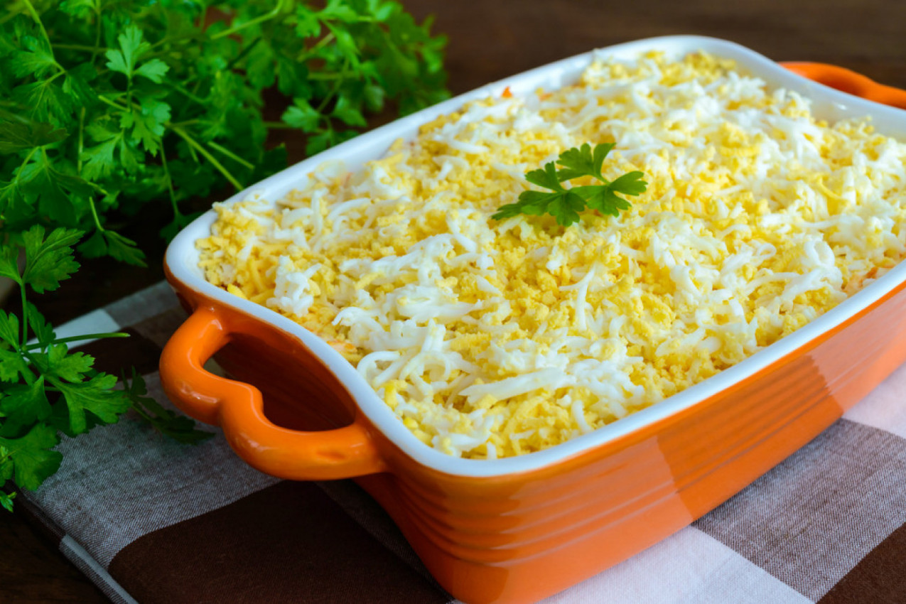 KRALJICA SVIH TRPEZA! Najbolji recept za mimoza salatu – kremasta, bogata i neodoljiva!