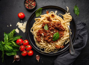 Slavni kuvar najzad otkrio TAJNI SASTOJAK koji menja sos: Tvrdi da bez njega recept za ŠPAGETE BOLONJEZE nije potpun!