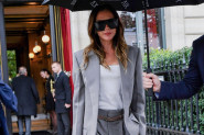 VIKTORIJA BEKAM oduševila Pariz, pažnju ukrao njen sin: Svi su gledali u Kruzove noge! (VIDEO, FOTO)
