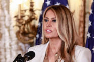 Melanija Tramp ima 55 i utegla se u najuže farmerke, a gornji deo kombinacije je ČISTA FANTAZIJA (FOTO)
