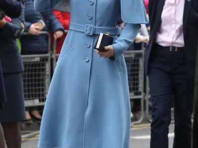 Nežna plava nijanska kaputa sa neobičnim rukavima retko kome stoji ovako dobro