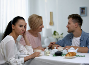 Ko nije živeo sa svekrvom ne zna šta su sve ČARI BRAKA: Kako sam "prevaspitala" muža u kući koju delimo sa njegovom mamom