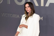 VIKTORIJA BEKAM izazvala pometnju u Njujorku: Dubok šlic otkrio previše, nema ko se za njom nije okrenuo! (FOTO)