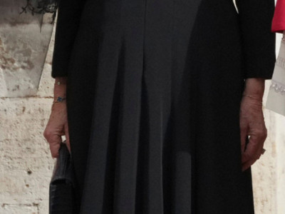 Stajling kraljice za posetu papi