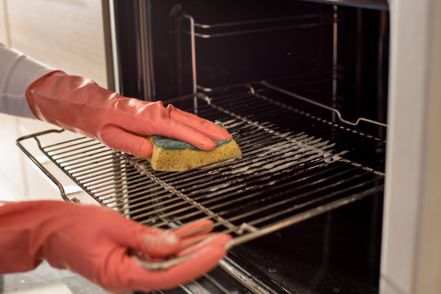 Dosadilo vam je ribanje REŠETKE iz rerne: Uz ovaj trik MASNOĆA će nestati, i to bez sunđera!