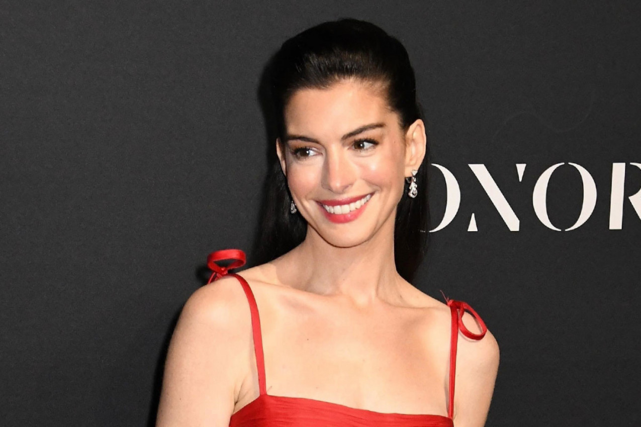 Lepotica besprekornog stila: U vatreno crvenoj haljini nije skidala zavodnički osmeh – blista kao princeza! Lepotica besprekornog stila: U vatreno crvenoj haljini nije skidala zavodnički osmeh – blista kao princeza!