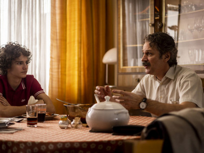 Priča prati dečaka koji se iz manjeg mesta, zajedno sa svojim roditeljima, doseljava u Beograd 