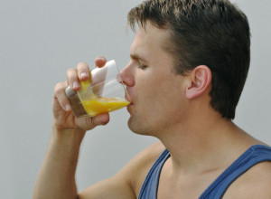 Novi TREND na mrežama zgrozio lekare: Evo zašto je ispijanje SVEŽIH JAJA je opasno