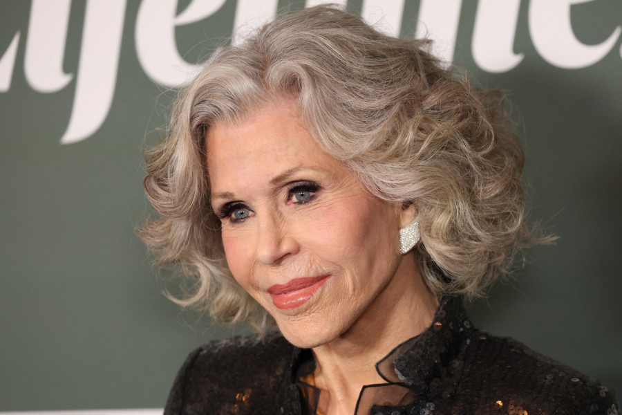 Glumica GAZI DEVETU DECENIJU u najužim pantalonama: Drži čas o modi i zrelosti u isto vreme i nema joj ravne (FOTO)