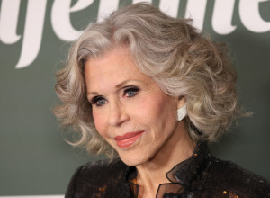 Glumica GAZI DEVETU DECENIJU u najužim pantalonama: Drži čas o modi i zrelosti u isto vreme i nema joj ravne (FOTO)