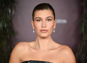 Ni nagrada nije pomogla da se NASMEJE NAJTUŽNIJA žena 2025! Telo iz snova, cipele PUN POGODAK, ali njen pogled LEDI