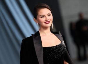 Otkad se udala, ne skida osmeh: Selena Gomez zablistala u haljini najmodernije nijanse, uz šik detalj