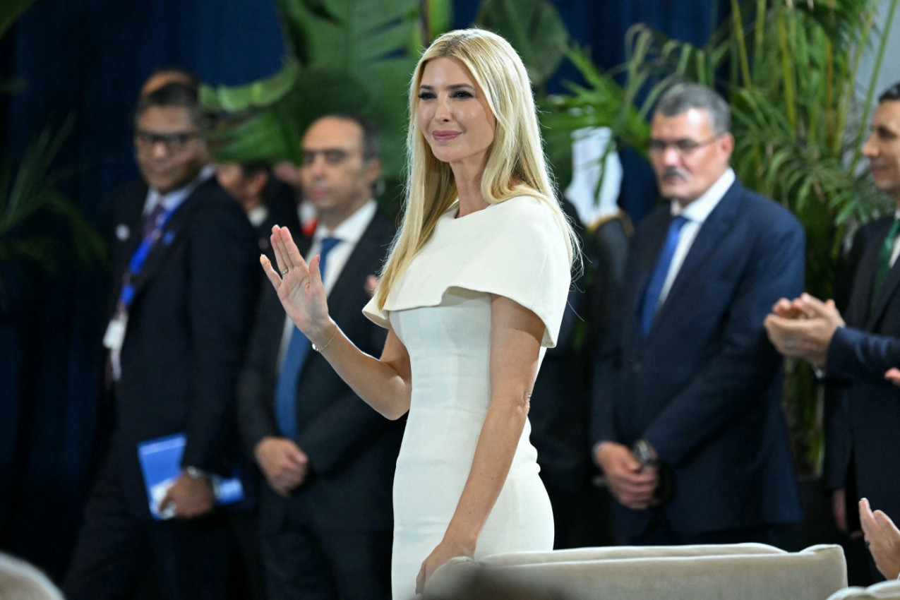 IVANKA TRAMP pokazala da joj SVE BOJE lepo stoje: Na proslavi svog rođendana izgleda ZANOSNO i upola mlađe (FOTO) IVANKA TRAMP pokazala da joj SVE BOJE lepo stoje: Na proslavi svog rođendana izgleda ZANOSNO i upola mlađe (FOTO)