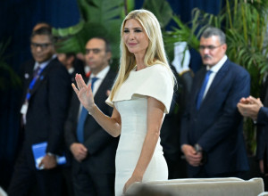 IVANKA TRAMP pokazala da joj SVE BOJE lepo stoje: Na proslavi svog rođendana izgleda ZANOSNO i upola mlađe (FOTO)