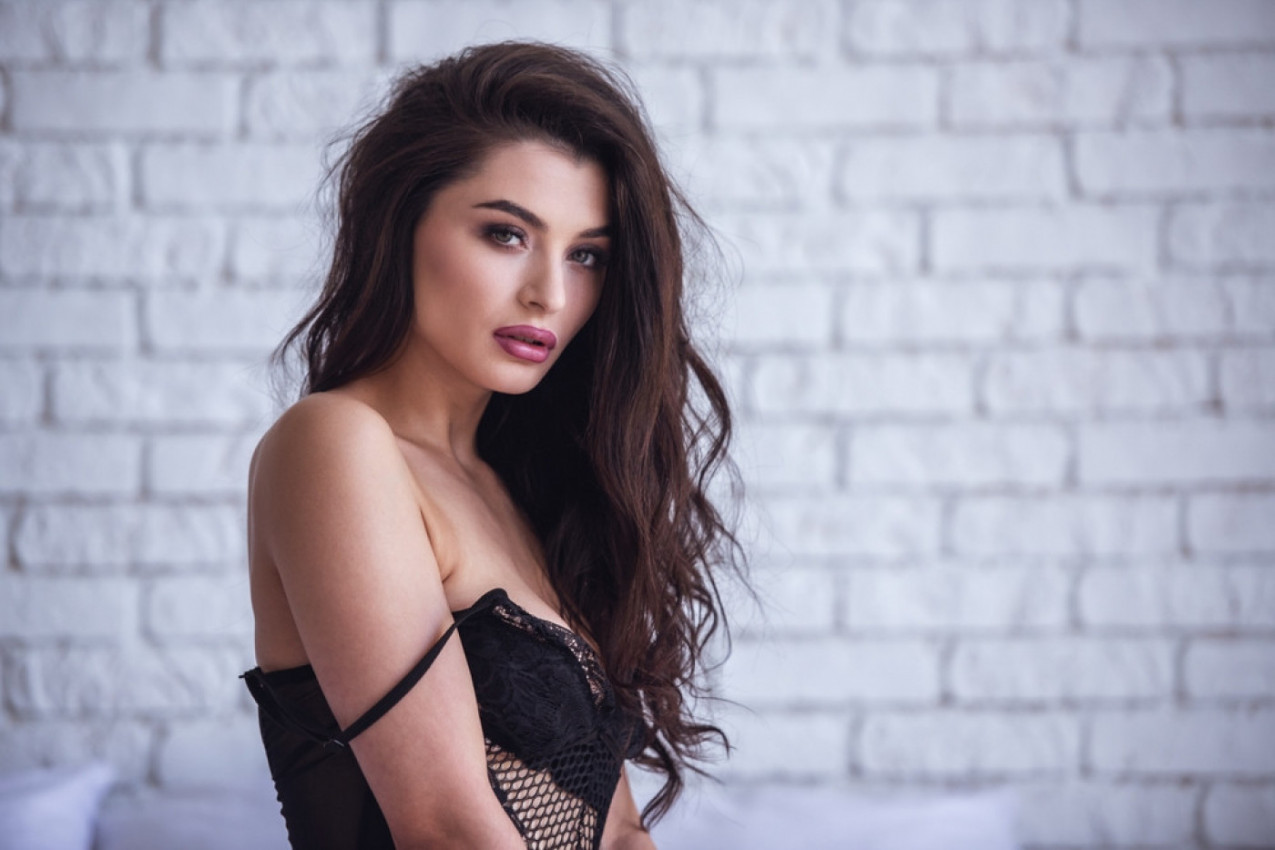 Otišla sam kod devojke, sela pored nje i ludilo je počelo: Njen dečko je gledao naše uživanje - i reakcija nas je šokirala