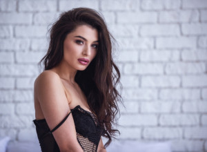 Otišla sam kod devojke, sela pored nje i ludilo je počelo: Njen dečko je gledao naše uživanje - i reakcija nas je šokirala