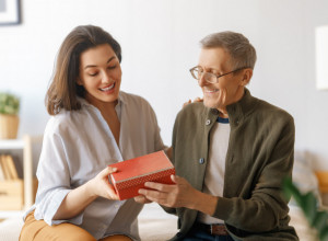 On mi NIJE DEDA, već LJUBAV mog života: Razlika između njih je 46 godina, a evo šta ga čeka ako se razboli! (VIDEO)