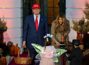 Zaboravite na crnu boju! Melanija Tramp pokazala koje cipele vladaju sezonom i vredi ih kupiti (FOTO)