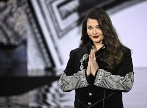 Dok su ostale proslavljale po elitnim klubovima, NAJLEPŠA MISICA svih vremena je sa sve krunom jela SA PODA! (FOTO)