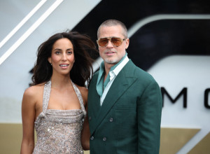 BRED PIT procvetao uz devojku posle razvoda od Anđeline Žoli: Ljubav traje već tri godine, ali još nema prstena! (FOTO)