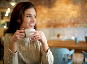 Ja sam ZUBAR, ovo je 5 namirnica koje UNIŠTAVAJU belinu zuba čak i ako imate implantate