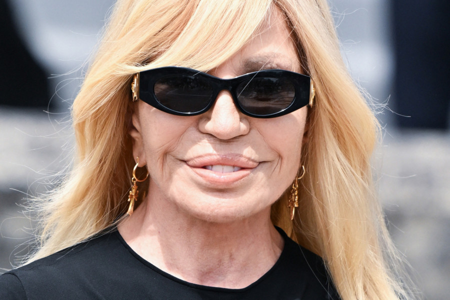 Kad se pojavila, SVI su stali: Najuža haljina Donatele Versaće govori sama za sebe i nikada ne biste rekli da ima 70!