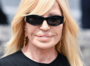 Kad se pojavila, SVI su stali: Najuža haljina Donatele Versaće govori sama za sebe i nikada ne biste rekli da ima 70!