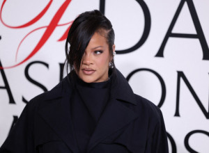 PRVO RIJANINO POJAVLJIVANJE nakon 3. porođaja! Nasmejana blista pored partnera, a za ovakav stajling TREBA HRABROSTI