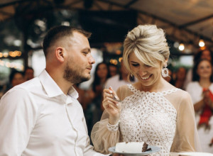 Umesto mladenačke torte, pred svima su rezali OVO, a gosti su zaprepašćeno posmatrali (VIDEO)