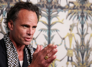 Zvezda serije "Beli lotos" stigla u Beograd: Fanovi ga “posrbili”, a njegova reakcija je HIT (FOTO)