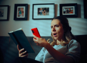 Dečko mi kupuje stvari koje inače nikad ne bih nosila: Kada sam našla FOTOGRAFIJE njegove POKOJNE ŽENE sledila sam se!