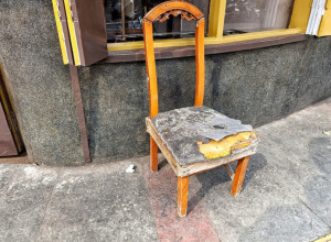 Od starih raspalih STOLICA napravila je UMETNIČKO remek-delo: Ovako nešto ne može da se KUPI! (VIDEO)