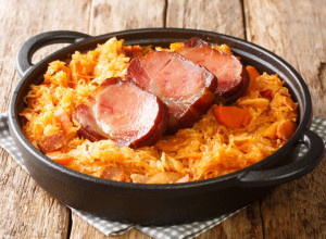 KRALJ zimske trpeze:  Podvarak sa suvim mesom osvaja sva čula, a tako se lako pravi!