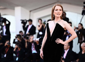 DŽULIJAN MUR oduševljava izgledom i u 65. godini: Iza svega krije se TRIK trenera koji svakodnevno primenjuje!