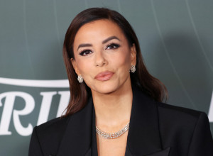 EVA LONGORIJA grmi u pripijenoj haljini, a svi gledaju u jednu očiglednu PROMENU! (FOTO)