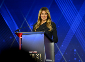 MELANIJA TRAMP oduševila savršenom crnom haljinom sa upečatljivim detaljem - ovaj model stoji svima! (FOTO)