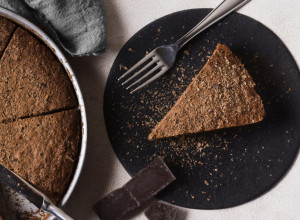 Zdrav čokoladni kolač od 4 sastojka koji mogu da spreme čak i početnici u kuhinji