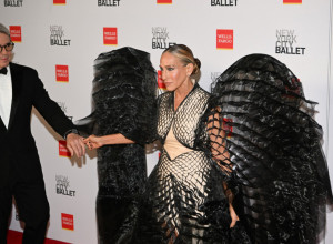 Glumicu u sedmoj deceniji paparaci uhvatili BEZ TRUNKE šminke i u starim stvarima: Ovakvu je do sada nismo videli (FOTO)