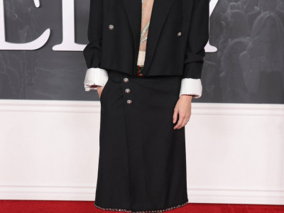 Izabrala je opuštenu frizuru, dok su joj dva pramena opušteno padala niz lice 