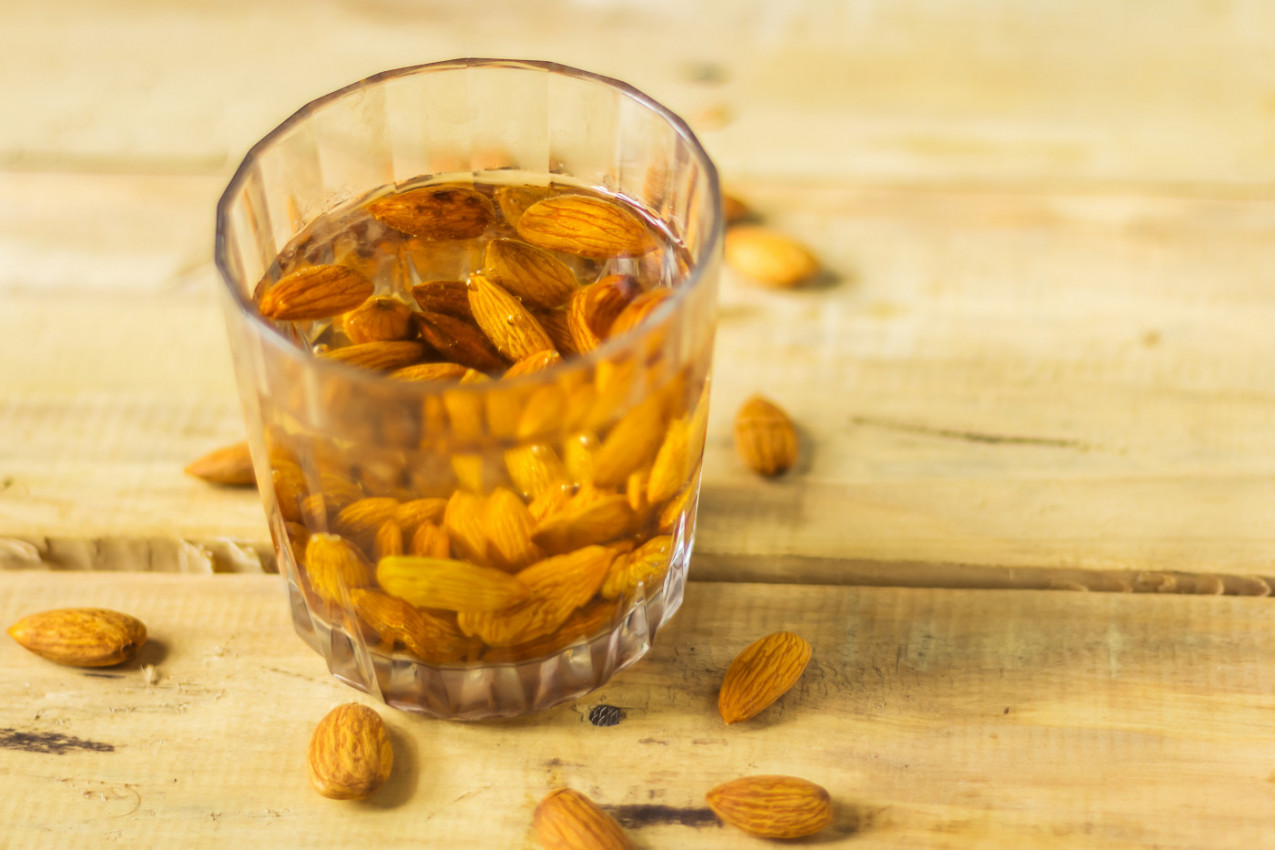 Svako veče stavite četiri badema u toplu vodu: Jedite ih sutradan i rešite ono što muči gotovo svaku ženu