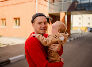 Spasao je BEBU koja je pala sa 5. sprata, pa završio na sudu zbog toga: Nezapamćen slučaj heroja sa ulice! (VIDEO)